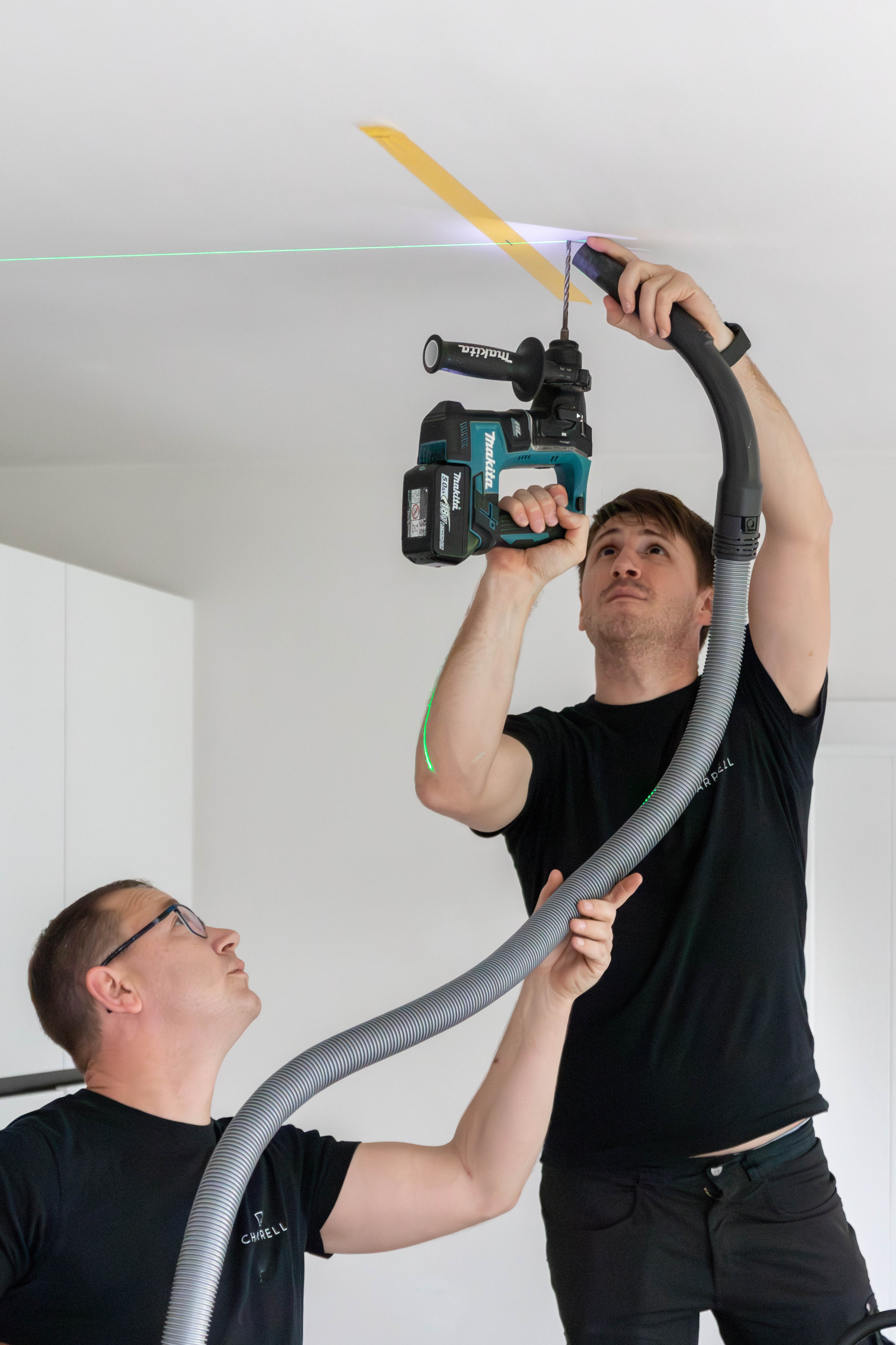 Leitfaden: Wie hängt man eine Deckenlampe auf?